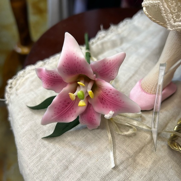 Heritage Signature Porcelain Doll Collection Lily New in Box - Picture 3 of 12